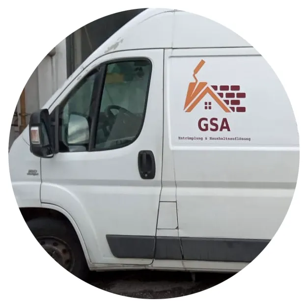 Weißer Kleintransporter mit Logo der Firma.