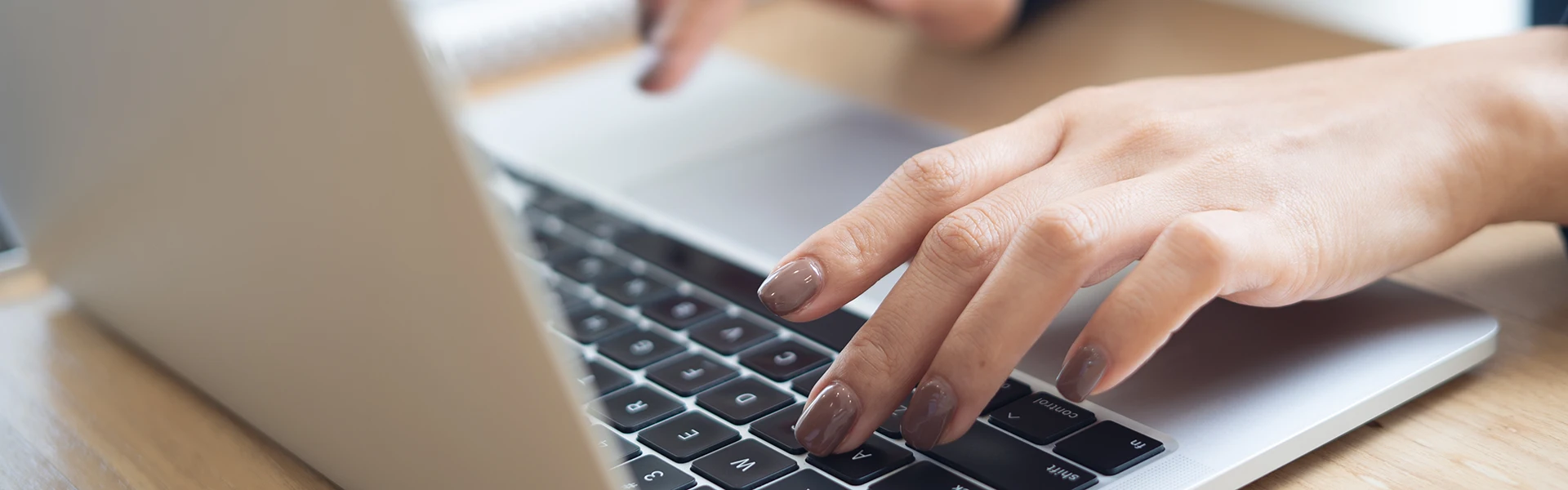 Laptop Nahaufnahme von Geschäftsfrau tippen, arbeiten auf Laptop-Computer, die Suche online-Inhalte auf dem Tisch im Büro.