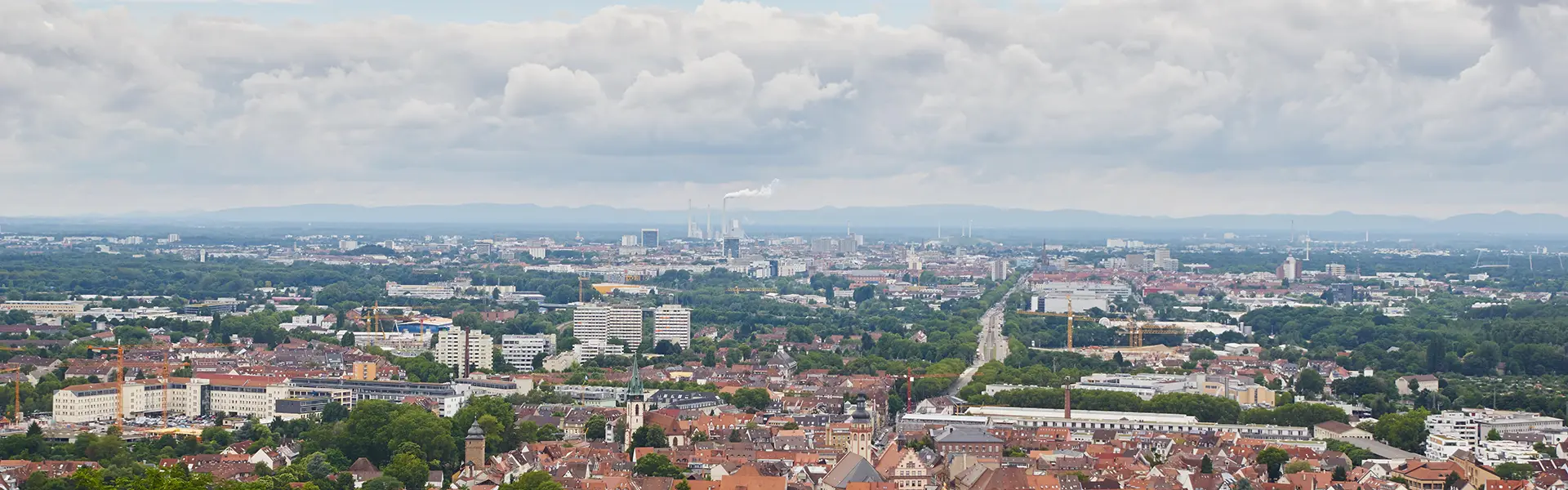Karlsruhe Sicht auf Karlsruhe und Durlach mit bewölktem Himmel