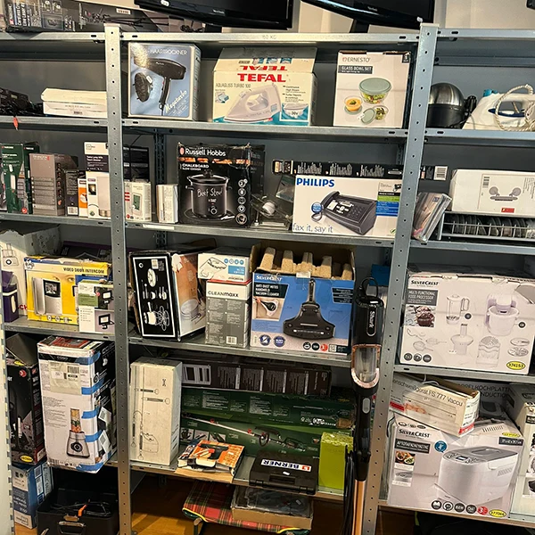 Regal mit verschiedenen Elektroartikeln.