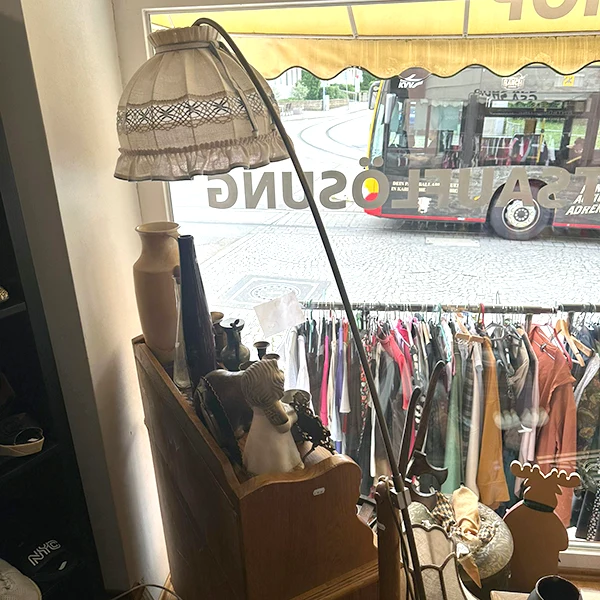 Innenansicht des Ladens mit verschiedenen Second-Hand-Artikeln.