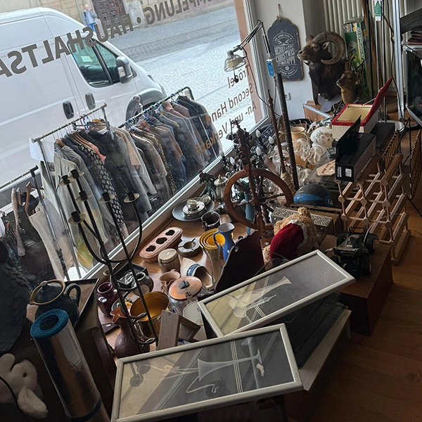 Schaufensteransicht des Ladens mit verschiedenen Second-Hand-Artikeln.