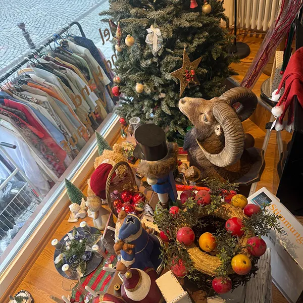 Schaufensteransicht des Ladens mit verschiedenen weihnachtlichen Second-Hand-Artikeln