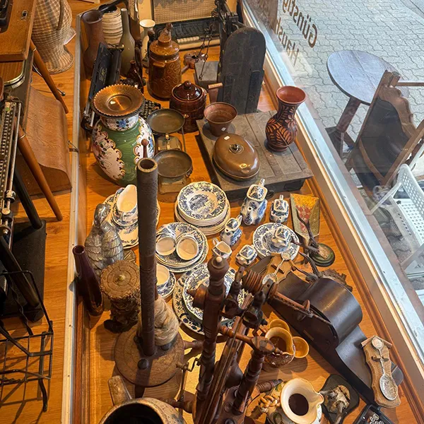 Schaufensteransicht des Ladens mit verschiedenen Second-Hand-Artikeln wie Geschirr
